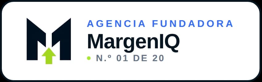 Chapa clara con el isotipo de MargenIQ —una eme con una flecha verde ascendente—, la leyenda «Agencia Fundadora» y la numeración «N.º 01 de 20»